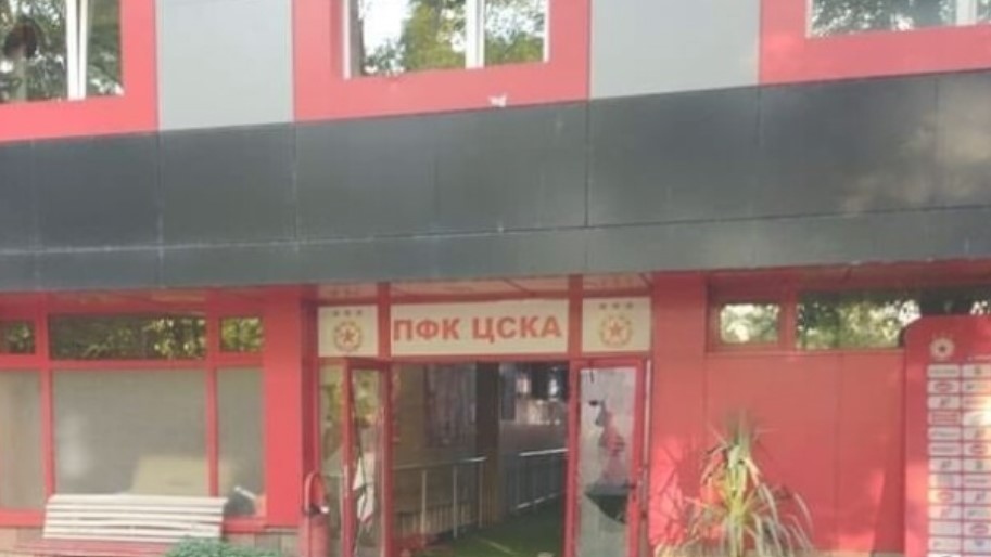 Гневни фенове на ЦСКА атакуваха с камъни стадион Българска армия